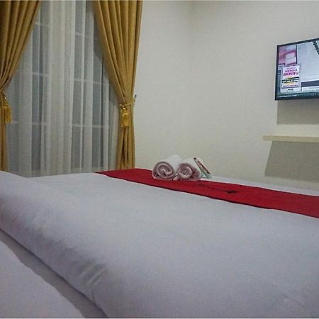 Reddoorz Near Araya Family Club House Hotel Malang Exterior photo