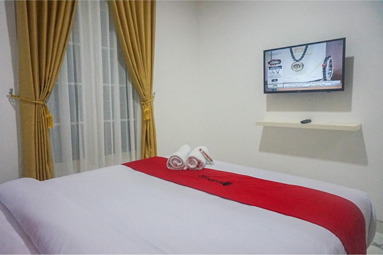 Reddoorz Near Araya Family Club House Hotel Malang Exterior photo