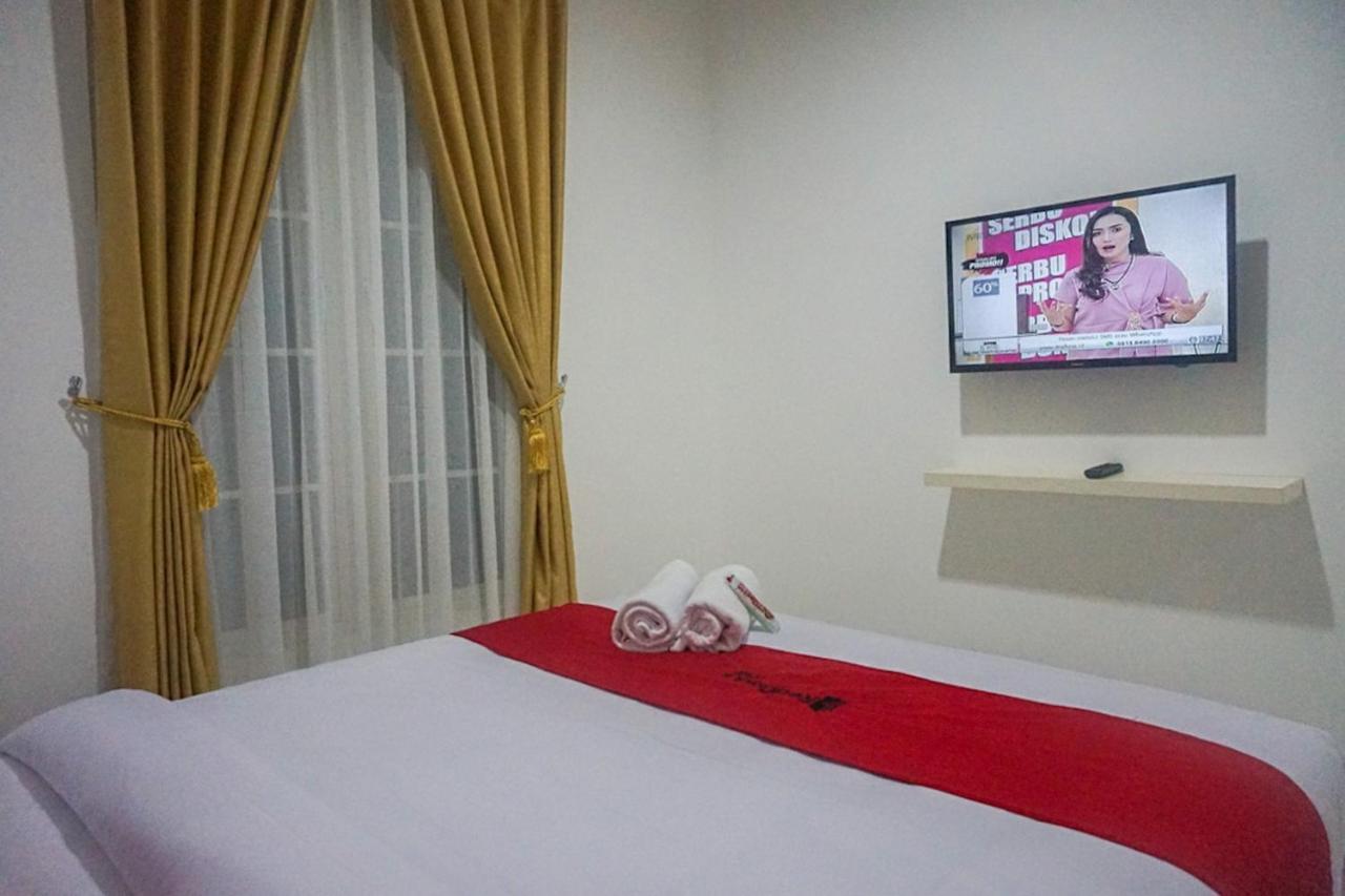 Reddoorz Near Araya Family Club House Hotel Malang Exterior photo