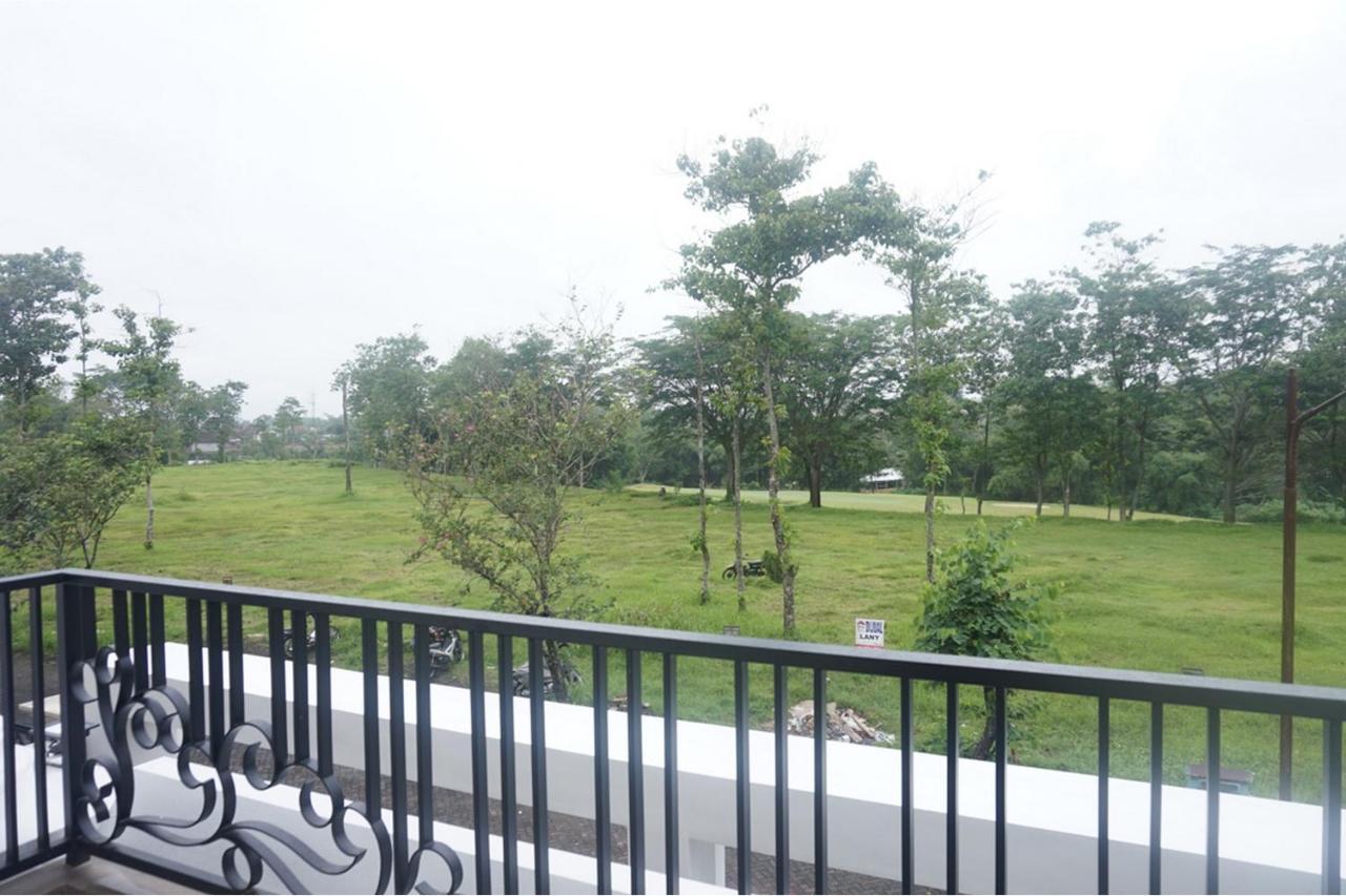 Reddoorz Near Araya Family Club House Hotel Malang Exterior photo