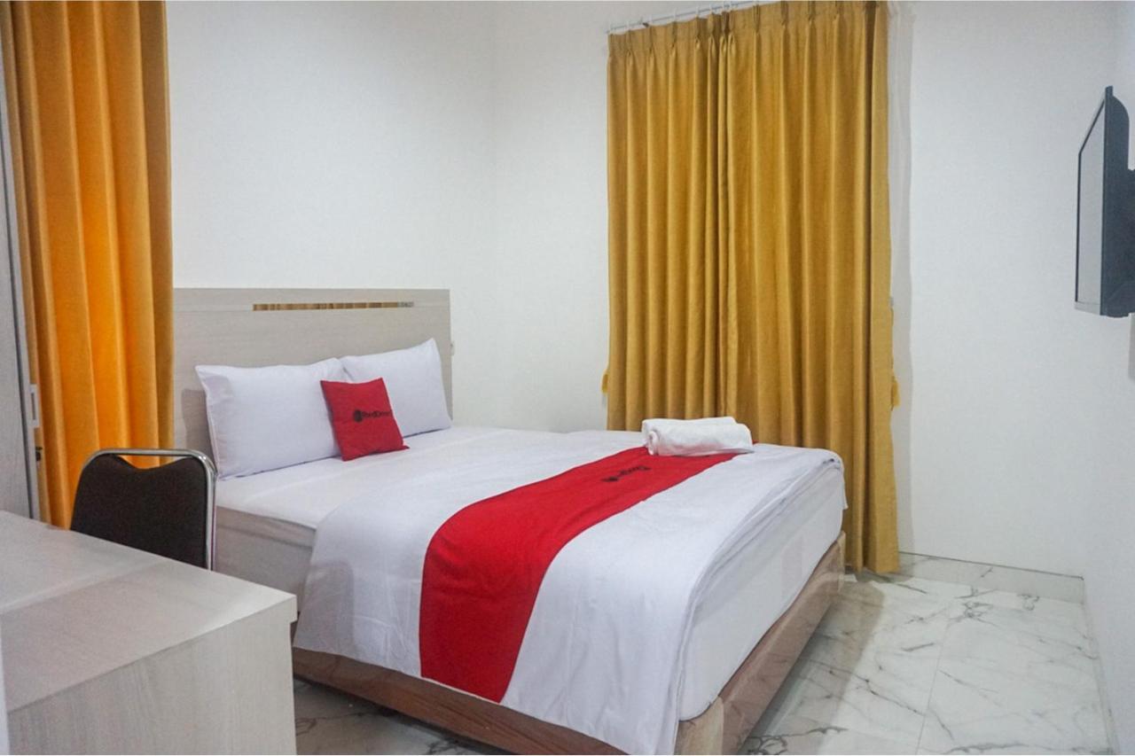 Reddoorz Near Araya Family Club House Hotel Malang Exterior photo