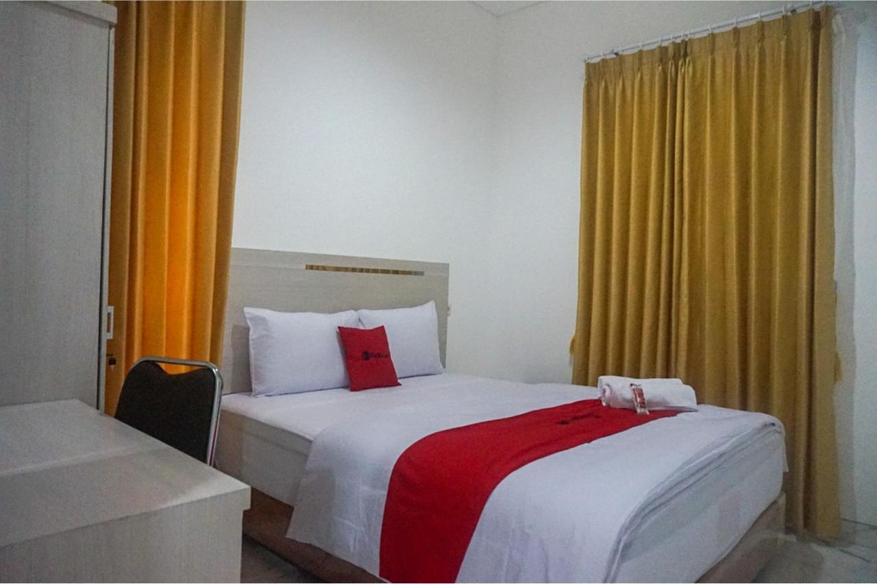Reddoorz Near Araya Family Club House Hotel Malang Exterior photo